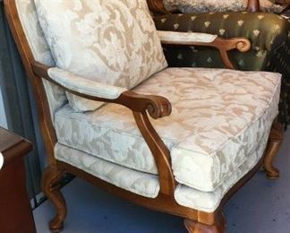 https://www.ebay.com/itm/124709403324	KG0048 BASSETT ARMCHAIR WITH OTTOMAN CREAM WITH BROCADE STYLE PATTERN		10 Day Auction
