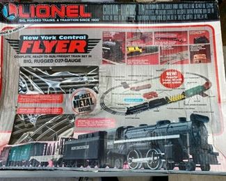 https://www.ebay.com/itm/114796465562	OR9000: Lionel New York Flyer Train set w/ packaging- one train track missing

