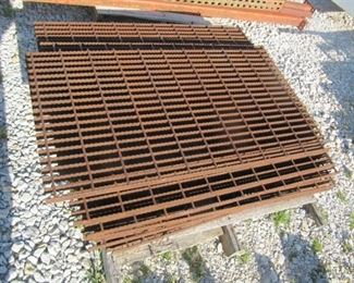 LARGE LOT OF 3 ' AND 4 ' CRATEING FOR CAT WALKS And DRAINAGE CRATES