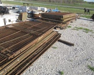 LARGE LOT OF INSIDE AND OITSIDE CAGING WITH ENTRY DOOR , POLES AND BRACES