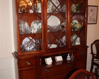 Great cabinet with curved glass and in excellent condition. 