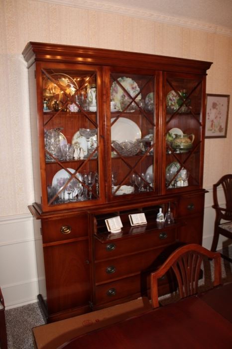 Great cabinet with curved glass and in excellent condition. 