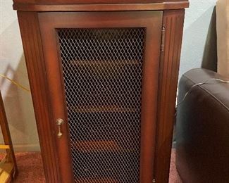 Wood wine rack........Picture 1 of 3