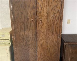 Storage cabinet in garage......Picture 1 of 2