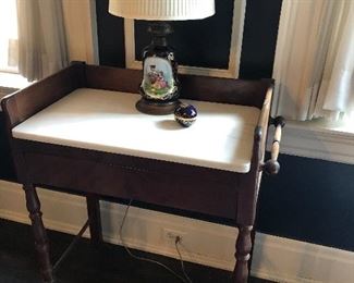 Side butler's table with marble top and lamp