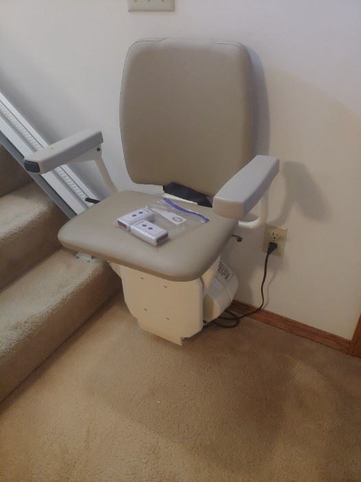PINNACLE STAIR CHAIR.