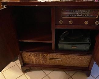 Vintage MCM Philco AM/FM Radio Console Cabinet & Record Player Changer, Assorted Linen