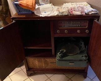Vintage MCM Philco AM/FM Radio Console Cabinet & Record Player Changer, Assorted Linen, CD's