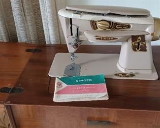 Vintage Singer Sewing Machine in Cabinet