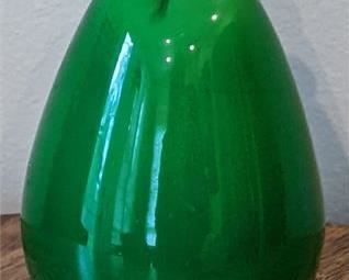 Lot 034
Italy Murano Glass Paperweight Green Pear 4.5 x 3"