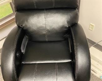 Comfy leather electric recliner W-32 D-42 H-40 $150
