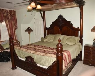 207. Victorian Style Canopy Bed