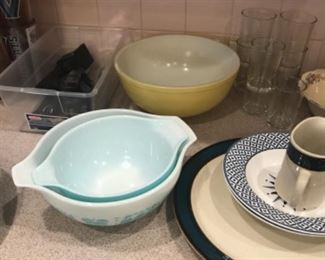 A few pieces of Pyrex 