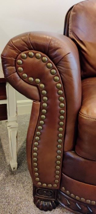 Side Design & Features of Leather Chair
