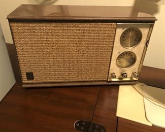 Vintage General Electric T245A radio