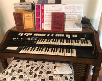 Vintage organ Hammond