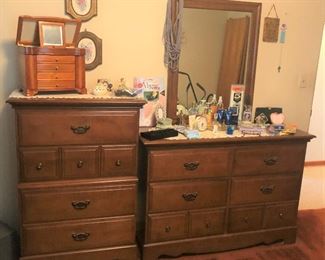 Dressers with bedroom set, jewelry box