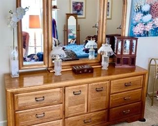 Dresser w/ tri-fold mirror, glass dresser lamps, jewelry boxes