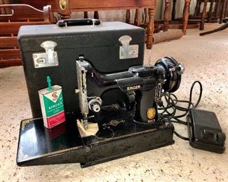 1953 Singer 221 Featherweight sewing machine w/ original pedal and case