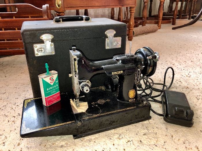 1953 Singer 221 Featherweight sewing machine w/ original pedal and case