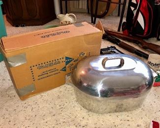 Wagner Magnalite turkey roaster w/ original box and trivet
