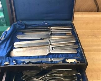 Wm Rogers silver plate knives and mixed pattern forks and spoons