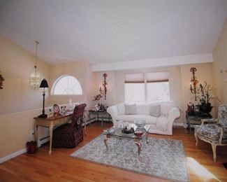 Everything Goes! Quality Furnishing Throughout!
Beautiful Directional Sofa