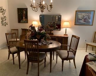 $650- OBO-Gorgeous Drexel table and six chairs and two leaves 