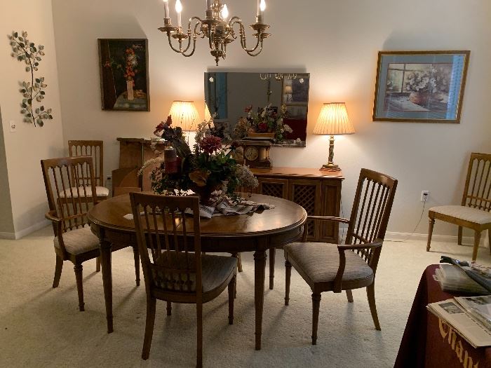 $650- OBO-Gorgeous Drexel table and six chairs and two leaves 