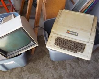 1980s APPLE Computer w/Monitor