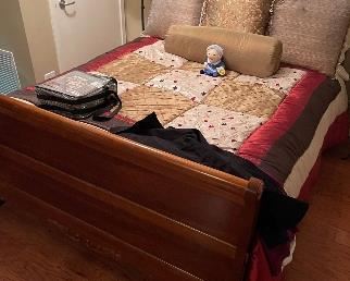 Mahogany queen bedframe $125