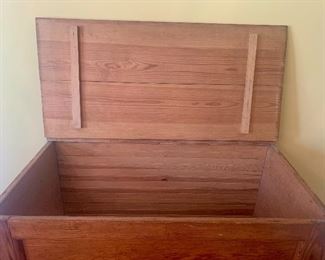 #1811D - Primitive pine blanket chest (26x48x370 - $650