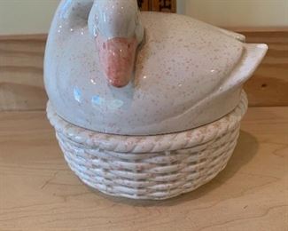 #1555C - Fitz and Floyd swan on nest trinket box - $2 as is (small chip on tail)