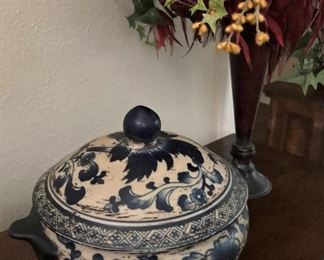 Blue & white lidded bowl