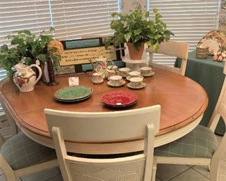 Great dining  table & 6 chairs (has leaves)