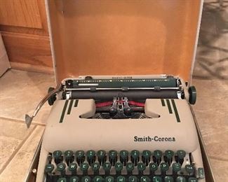 Cool Vintage Smith Corona Manuel, Portable Typewriter in Original Case