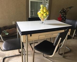 Super Cool Retro Expandable Porcelain/Enamel Top Table with (4) Black Vinyl & Chrome Chairs