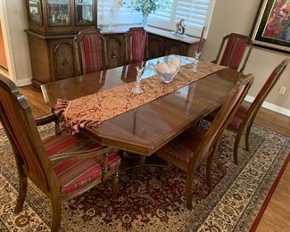 Beautiful formal dining room table & chairs...