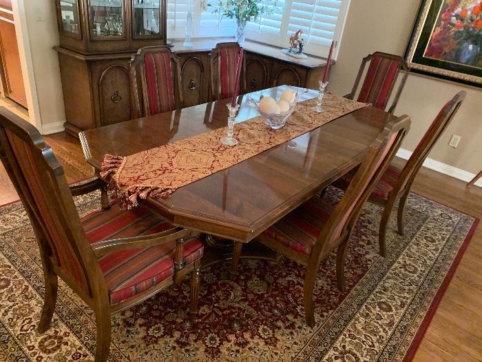 Beautiful formal dining room table & chairs...