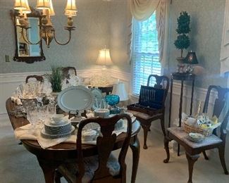 Beautiful Queen Anne Table and chairs with extra Leaf