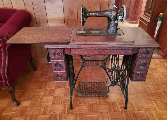Vintage singer sewing machine 