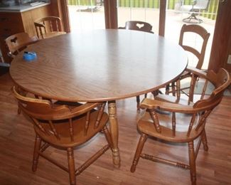 ROUND TABLE . EXTRA LEAF AND 4 CHAIRS