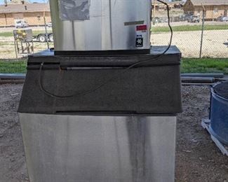 Manitowoc 800Lb Air Cooled Ice Machine With Bin