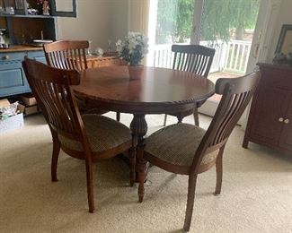 Round Dining Table w/ 4 Chairs