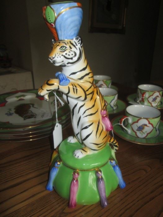 Lyn Chase Tiger Raj serving set