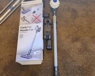 Dyson V6 Cord Free (did not power on)