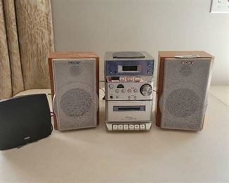 Sony Radio/CD/Cassette player with speakers (works)