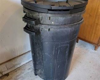 2 30 gallon trash barrels with lids