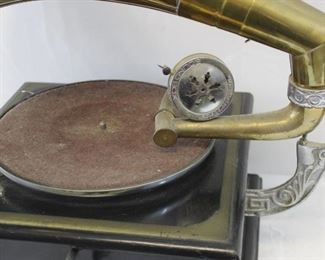 1901 HMV Gramophone
