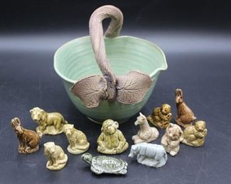 Handmade pottery basket with 11 WADE ENGLAND miniature porcelain animals

